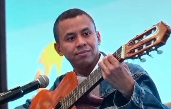 Julio Meneses, víctima del conflicto armado, siembra canciones de paz y reconciliación en el Cesar