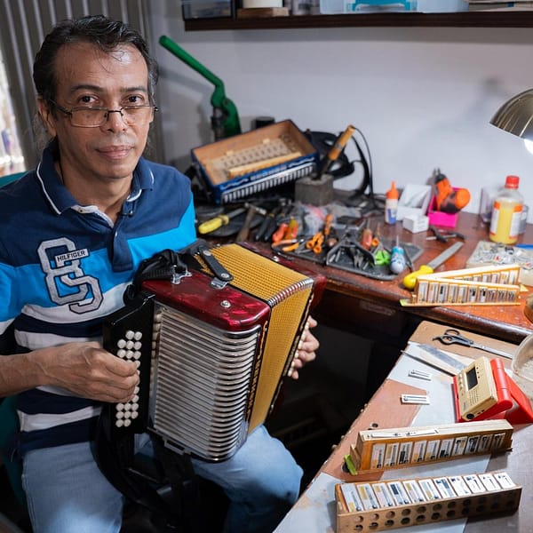 Ursus Rodríguez, el hombre de las manos mágicas que dan vida a los acordeones