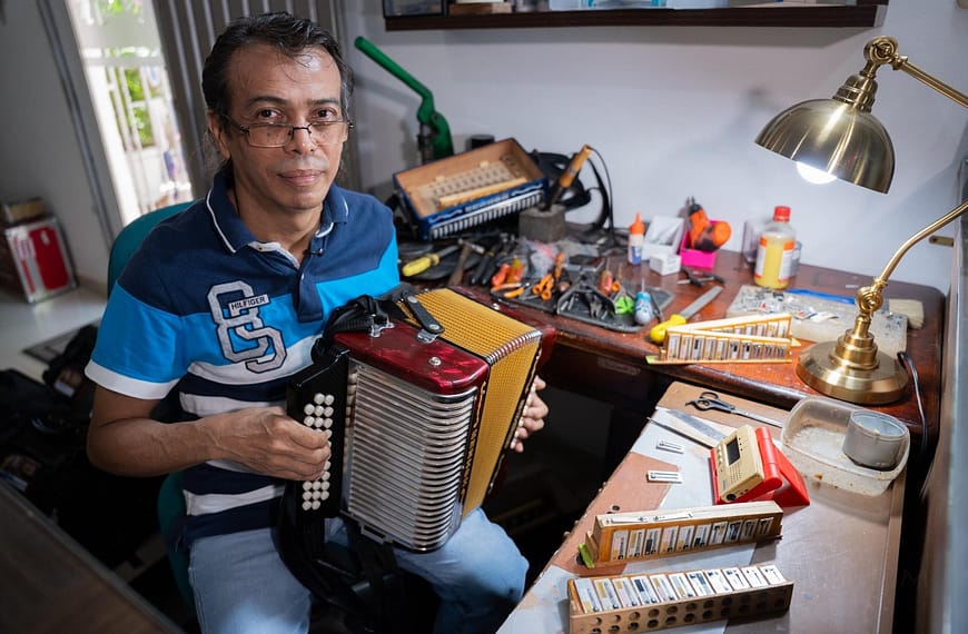 Ursus Rodríguez, el hombre de las manos mágicas que dan vida a los acordeones